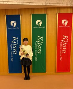 第80回全日本学生音楽コンクール北海道大会本選で、トロフィーを手にしたSちゃん