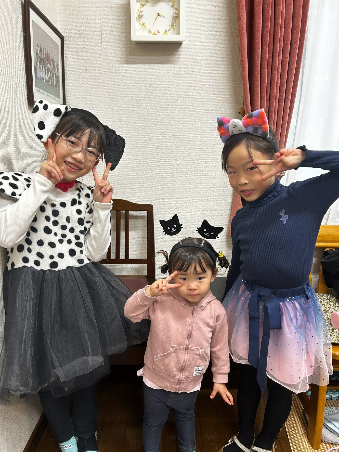 仮装をして教室で並ぶ子どもたち