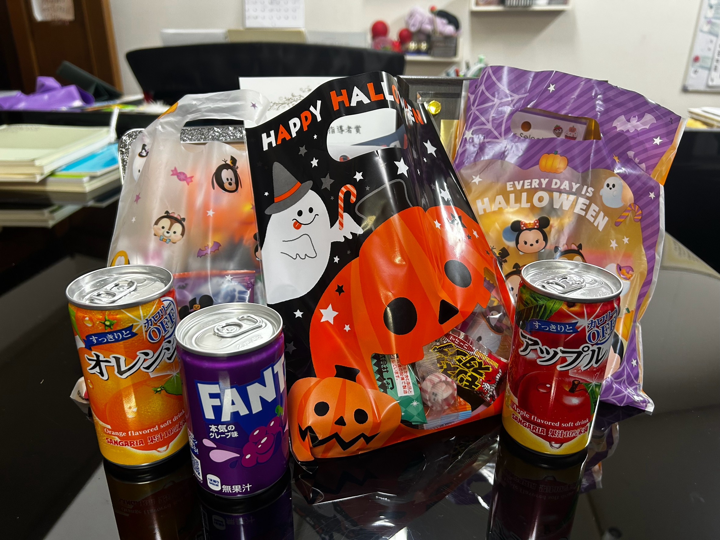 教室で用意したハロウィンのおやつとプレゼント