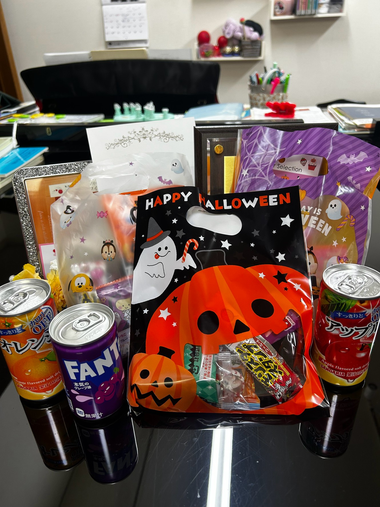 ピアノの上に並べたハロウィンのプレゼント