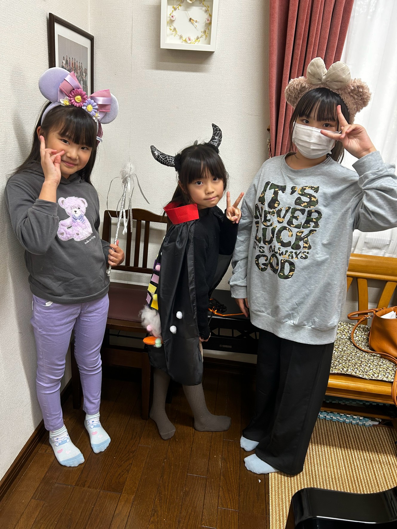ハロウィンの仮装で教室に来た仲良し3人組