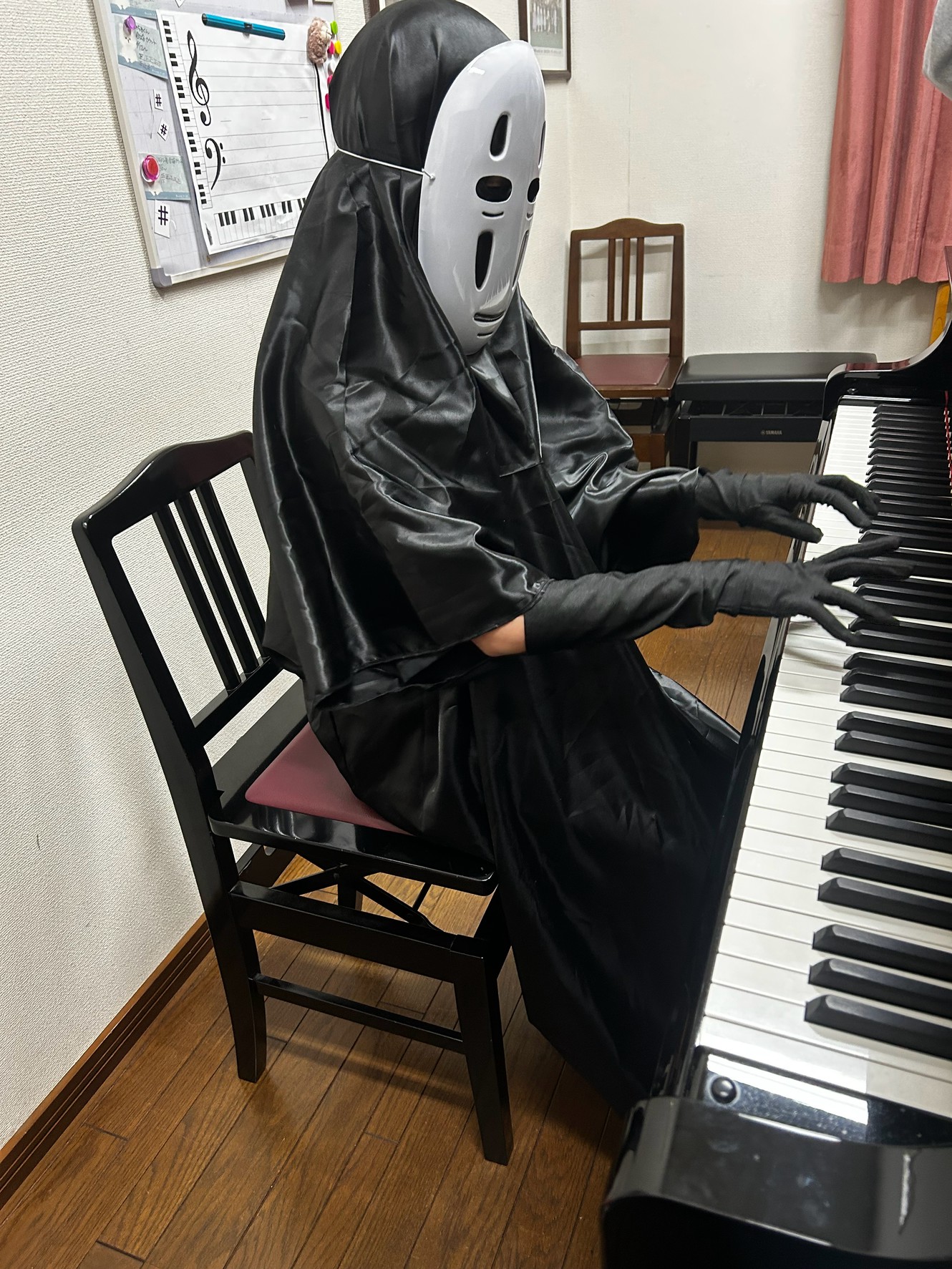 カオナシに仮装して教室のピアノに向かう生徒さん